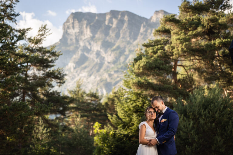 couple de mariés le jour de leur mariage devant un décor de montagnes