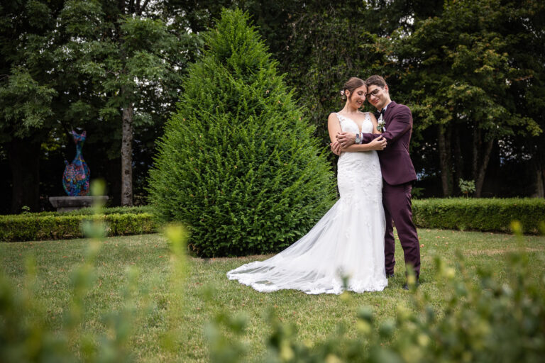 séance couple pour les mariés sur le lieu de leur mariage