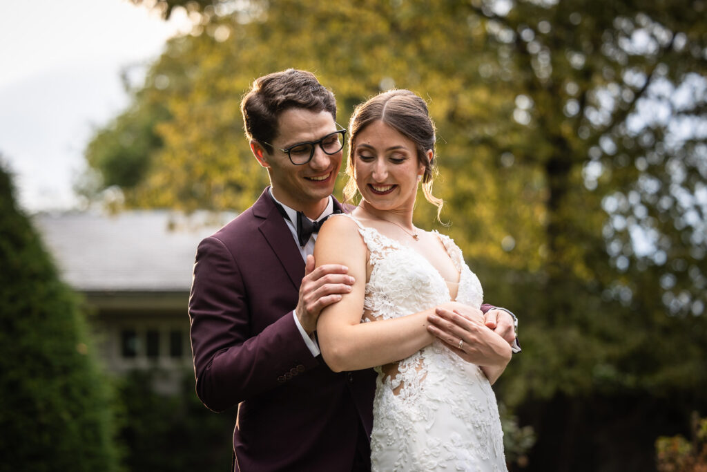 séance couple pour les mariés sur le lieu de leur mariage