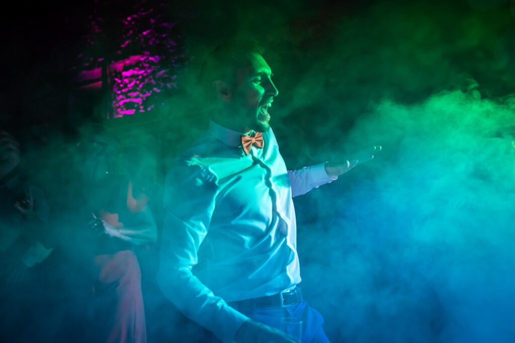 ambiance festive sur la piste de danse lors de la soirée de mariage