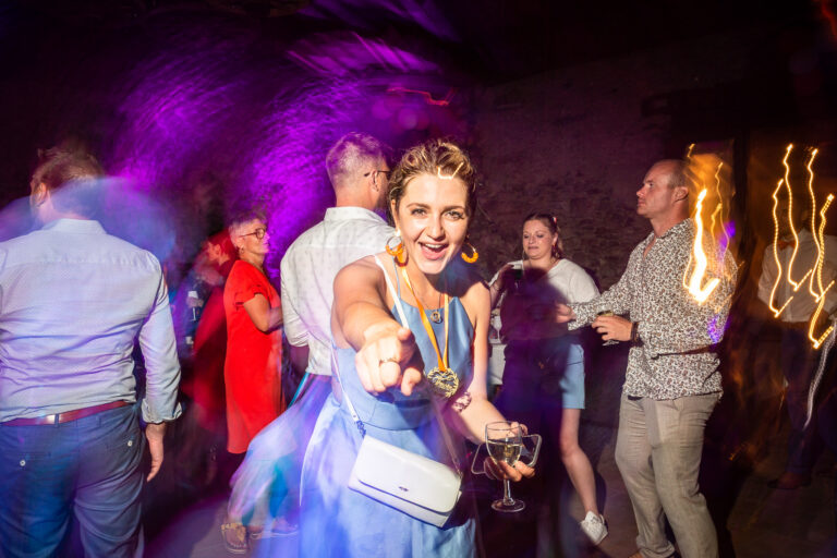 ambiance festive sur la piste de danse lors de la soirée de mariage