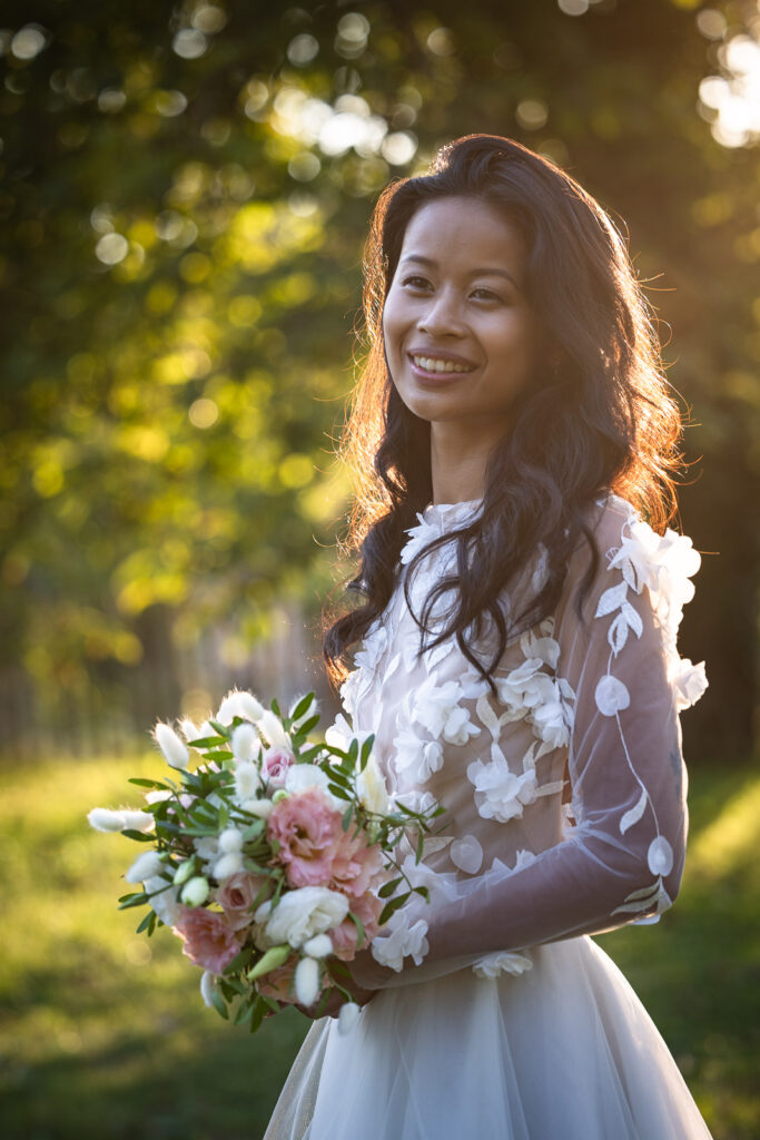 portrait de la mariée avec son bouquet