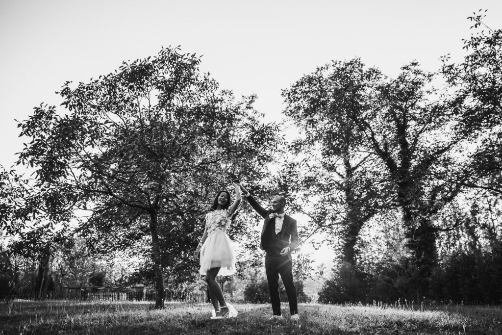 séance de couple des mariés sur le lieu de leur mariage