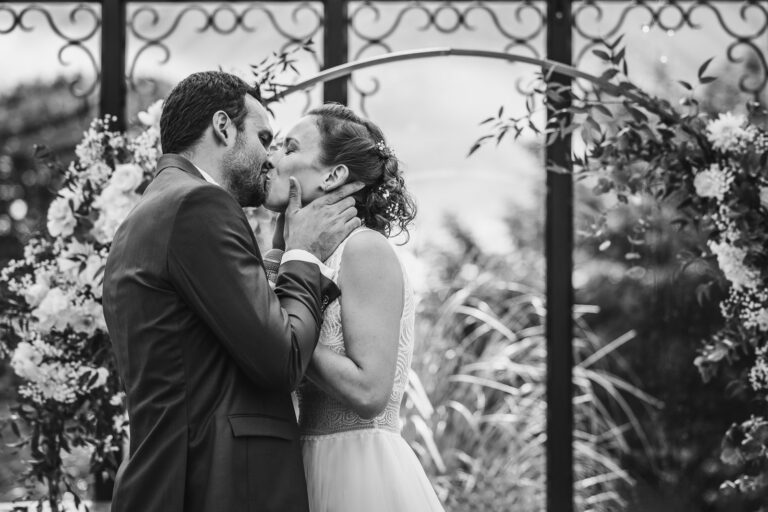 les mariés s'embrassent après s'être dit "oui" lors de la cérémonie de mariage