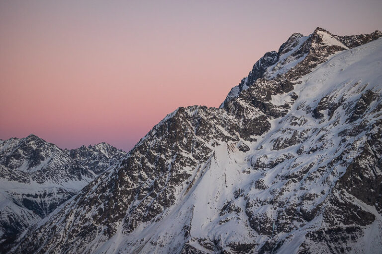 Coucher de soleil sur une montagne enneigée