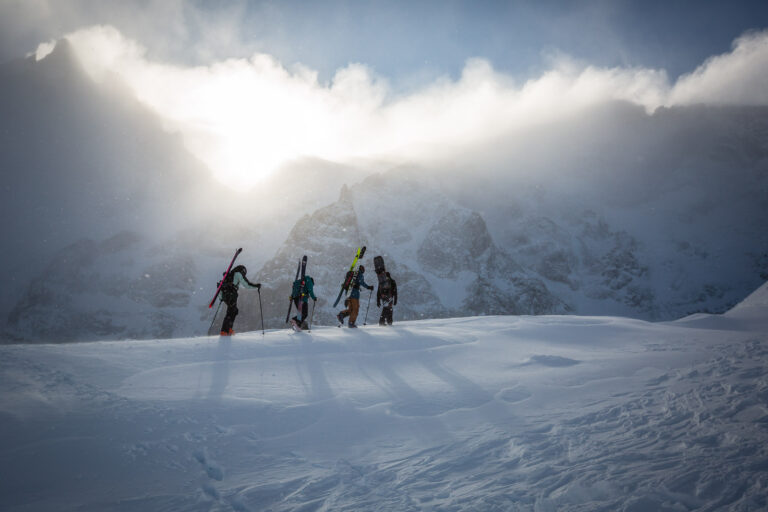skieurs freeride le skis sur le dos, en ascension à pied