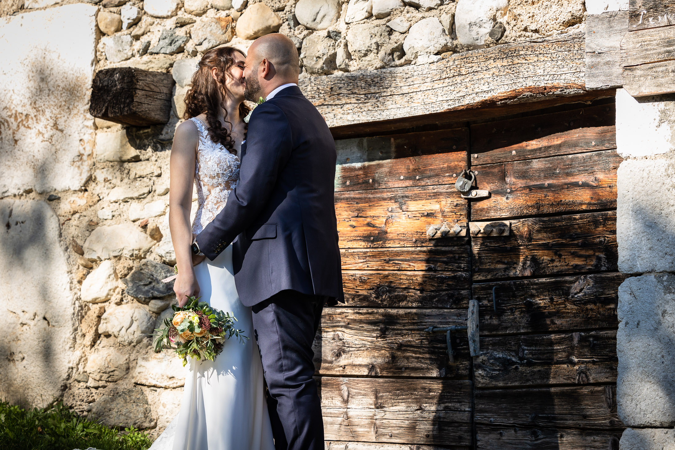 couple de mariés devant un grange