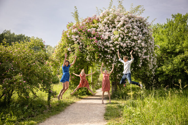 moment fun lors d'une séance photo en famille en extérieur