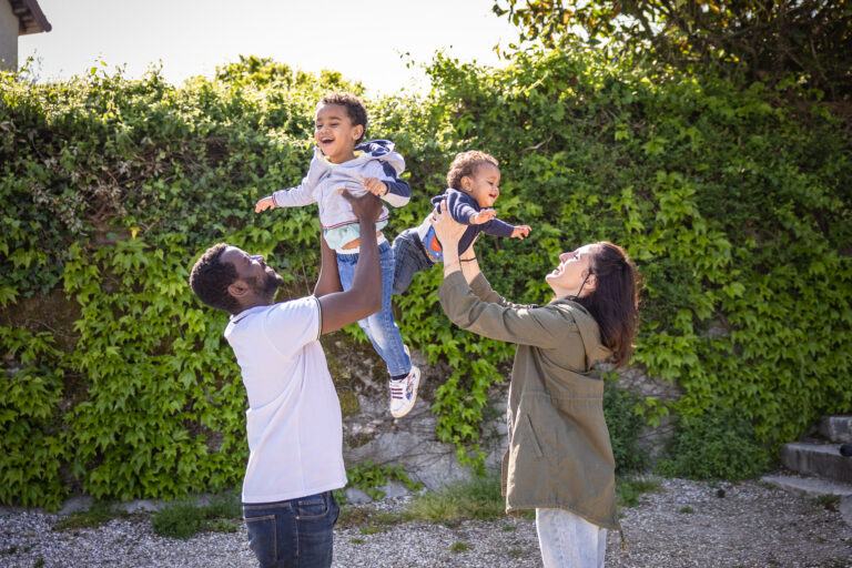 moment fun lors d'une séance photo en famille