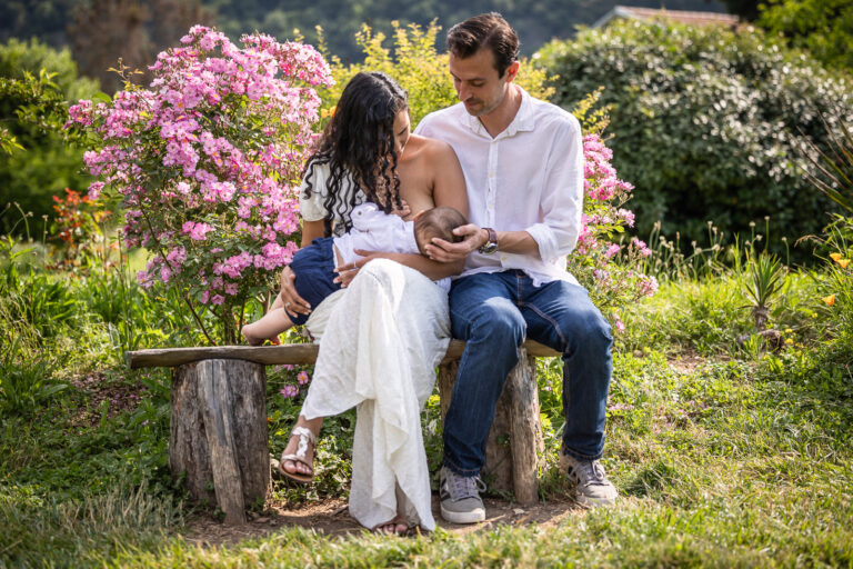 jeune femme allaitant son bébé dans un cadre printanier de verdure