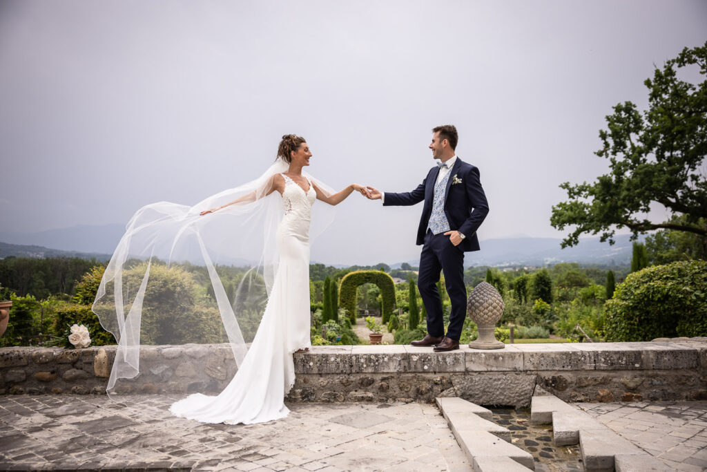 couple de mariés pendant leur séance photo