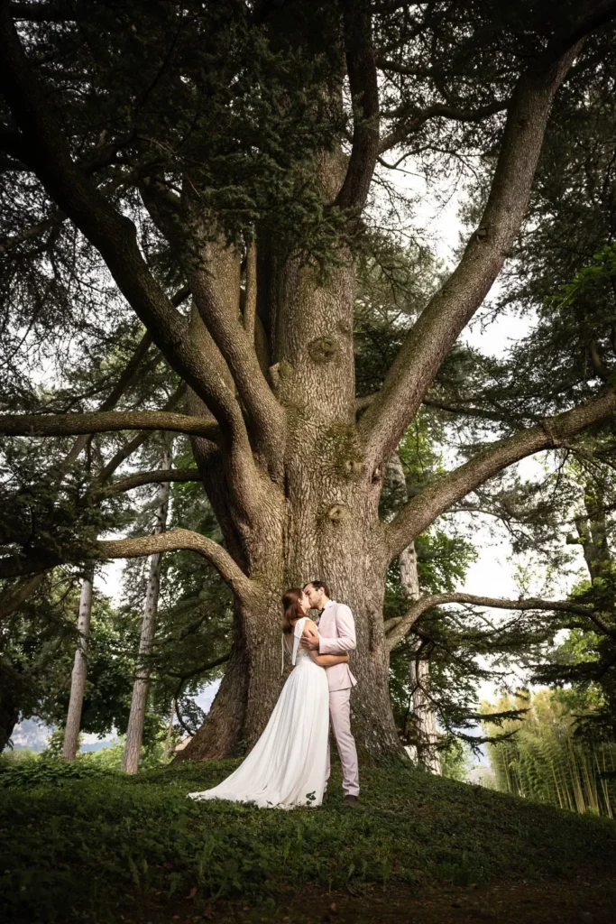 photo des mariés dans un cadre champêtre