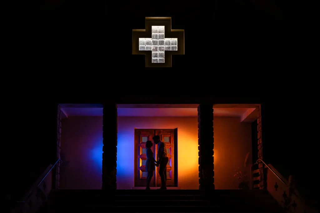 photo artistique de nuit des mariés