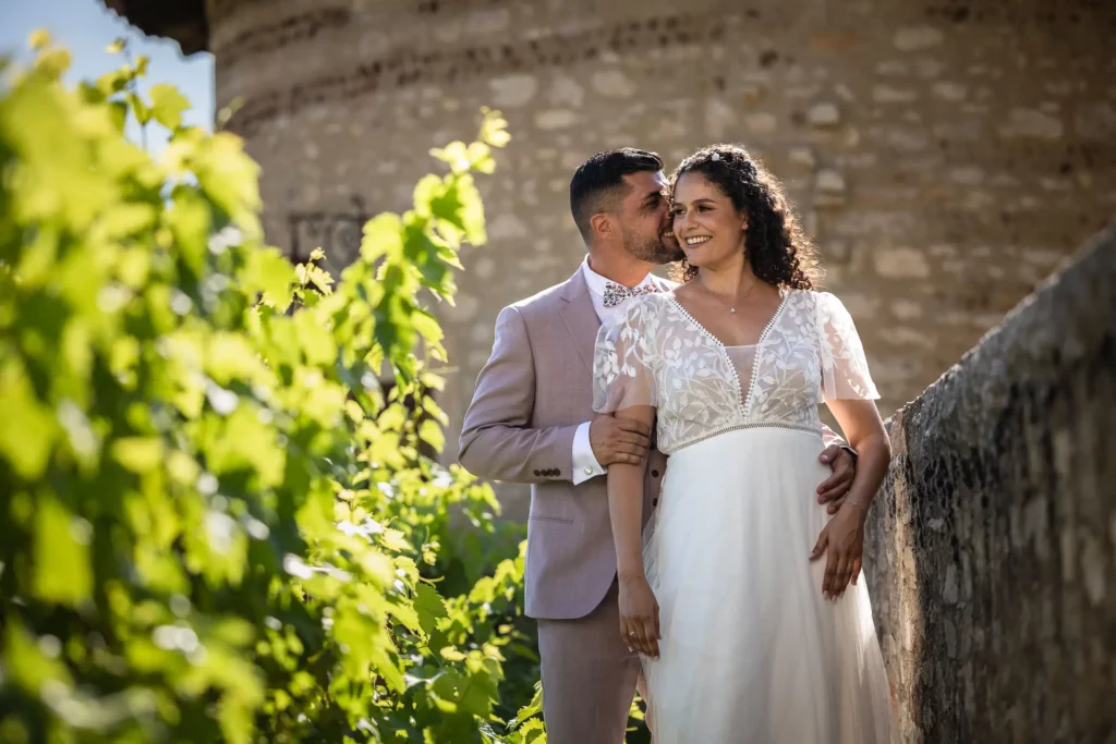 complicité des mariés pendant la séance photo de couple le jour du mariage