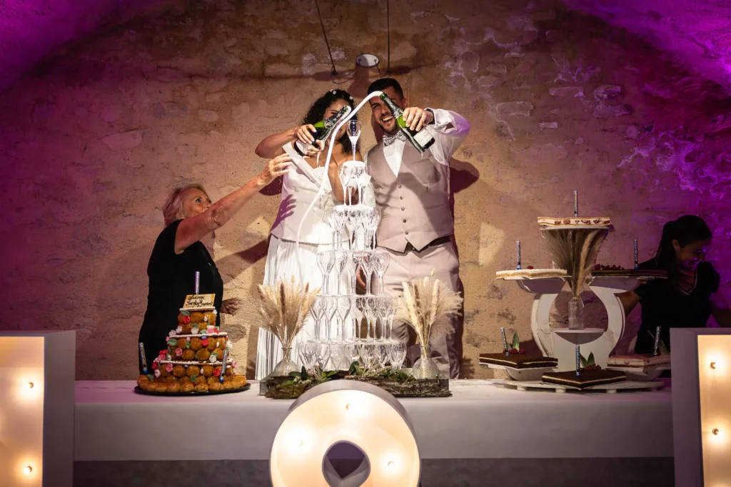 les mariés servent le champagne