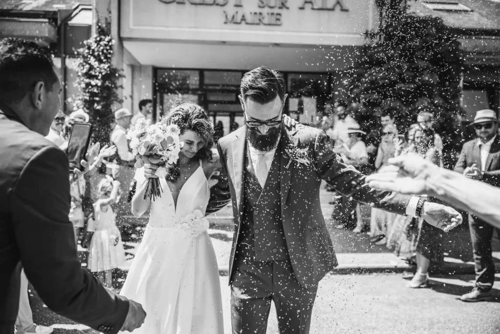 les mariés à la sortie de leur cérémonie civile