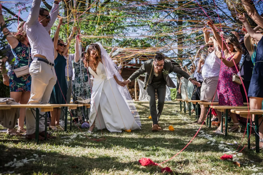 les mariés sortent de leur cérémonie laïque main dans la main