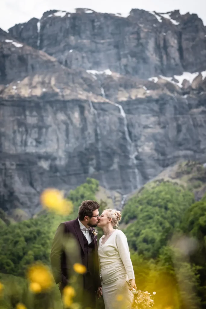 photo de couple des mariés devant un cadre montagne nature